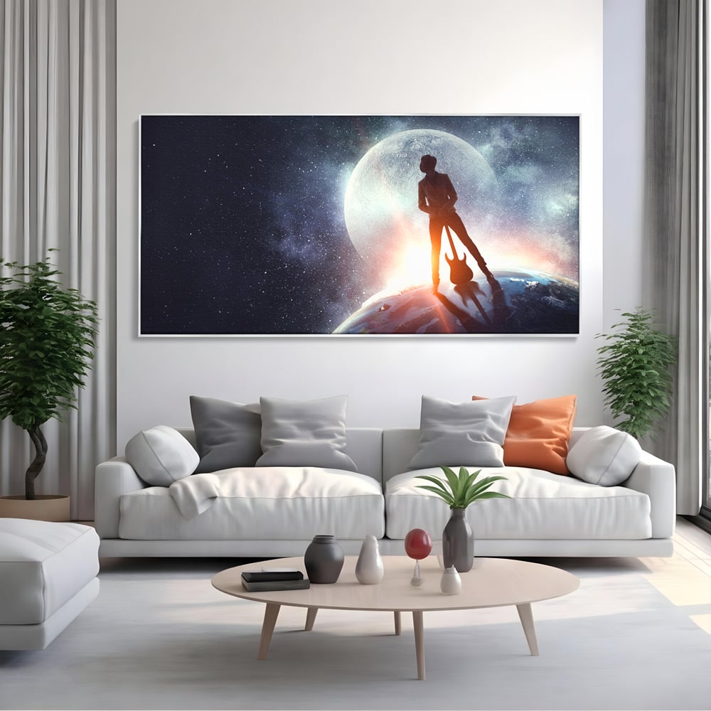 Tablou canvas cu ilustratie digitala cu un cantaret pe glob, in rama de aluminiu argintiu, pe perete intr-un living
